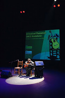 Juan Miguel Ramos, el 'Plazoleta' sólo, en el escenario, llenando el auditorio granaino con lso acordes de su guitarra