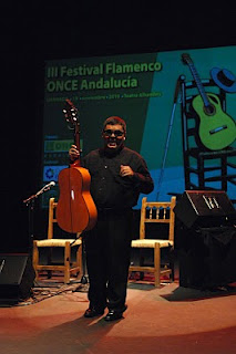 El 'Plazoleta', de pie, con su guitarra en la mano, recibiendo los aplausos del público