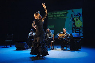 La kika, llenando el escenario con su arte. Ataviada con un precioso traje negro de encaje que descrbía aún más la fuerza de sus moviemientos bailando