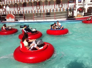 Varios de los chavales asistentes a las jornadas en una de las atracciones acuáticas de Tívoli-world