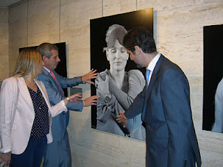 Torre, Medina y Cañadilla tocan otra de las imágenes expuestas en la muestra