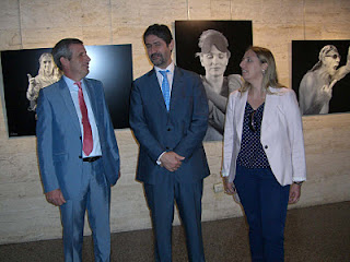 El afiliado y artista Juan Torre, junto al director de la Fundación Cajasur, Ángel María Cañadilla y la directora de la ONCE en Córdoba, Estela Medina
