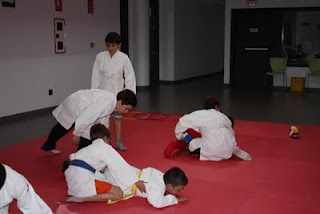 Participantes del taller de judo jugando entre ellos