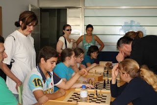 Alumnos y monitores ponen a prueba su destreza mental en el taller de ajedrez