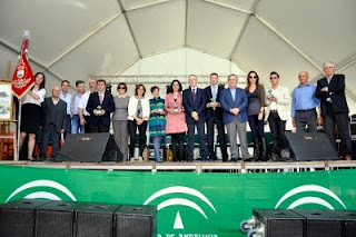 Foto de todos los galardonados en 'El Día del Aceite Verdial' de Periana entre los que se encontraban el cantante de copla, Antonio Cortés, los Cosecheros de las cooperativas olivareras de Periana y Mondrón y la ONCE