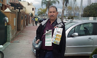 Pedro Rodríguez Torreblanca posa con los cupones que vende diariamente