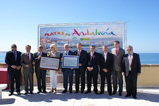 Foto de familia de los directivos provinciales analuces de la ONCE, junto a la alcadesa Teófila Martínez, el Consejero de Turismo, comercio y Deportes de la Junta de Andalucía, Luciano Alonso, y el Delegado provincial andaluz, Patricio Cárceles.