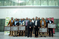 Los alcaldes granadinos muestran sonrientes sus cupones