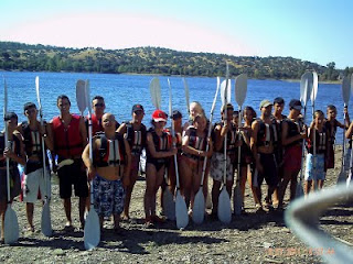 El grupo de chavales que participaron en el campamento a la orilla de un lago preparados para hacer piragüismo