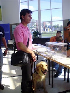 Imagen de la votación, con voto accesible, de Pedro Antonio Rodríguez, jefe de Coordinación de la ONCE en Huelva