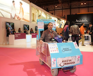 Francis Mendoza montado en la moto informativa