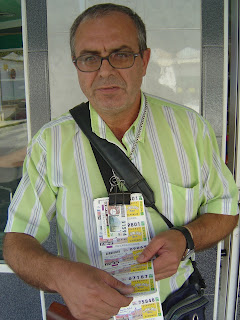 Primer plano de Francisco Sánchez con sus cupones