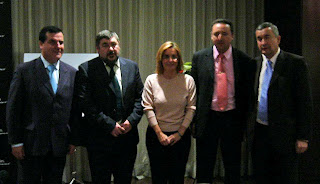 Los intervinientes en el acto posan en una foto de familia