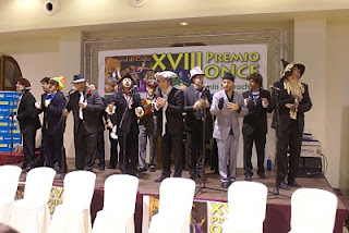 La comparsa G-15 con todos sus integrantes en una de sus actuaciones, todos ellos con sombreros de distintas formas