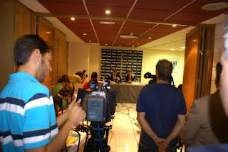 Periodistas siguiendo la rueda de prensa de la presentación de la Memoria en Granada