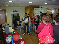 Participantes granadinos en las jornadas atendiendo las explicaciones de una monitora