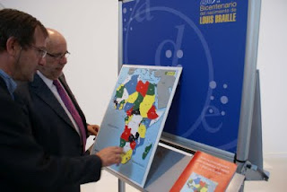 Antonio Cruz junto al director del Parque de las Ciencias de Granada aprecian un mapa de África en relieve