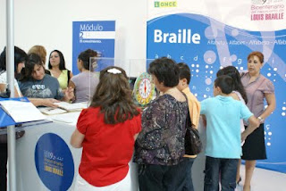 Aspecto general de la sala de exposiciones llena de público