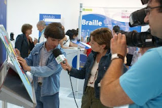 Canal Sur TV entrevistando a un joven ciego que explica cómo aprecia el mapa en relieve