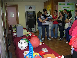 Una de las visitas atendiendo las explicaciones de la guía