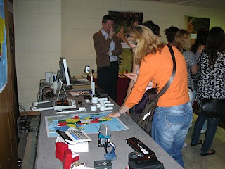 Una de las visitantes observando un mapa en relieve