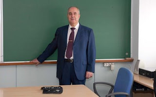 Francisco Galván de espaldas a la pizarra de su clase