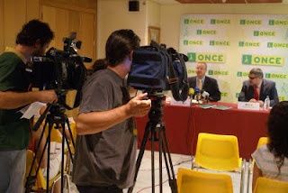 Cámaras de televisión grabando la intervención del delegado territorial junto al director en Granada