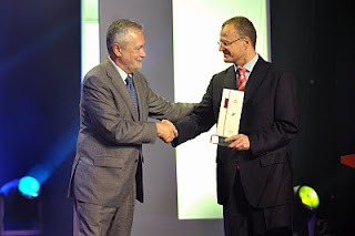 El presidente de la Junta de Andalu´cía, José Antonio Griñán, da la mano al delegado de la ONCE en Andalucía, Ceuta y Melilla, Patricio Cárceles, tras entregarle el premio a la Inserción Laboral