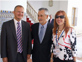 El presidente de la Junta de Andalucía entre el delegado territorial y la presidenta del Consejo