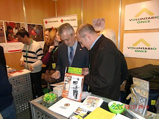 El presidente de la Junta de Andalucía durante su visita al stand de la ONCE