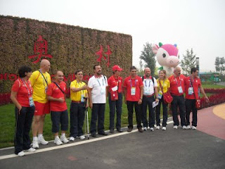 El presidente del Comité Paralímpico Español, Miguel Carballeda, con la infanta doña Elena y la mascota de los Juegos