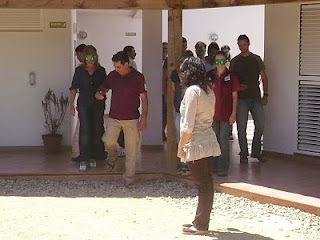 Técnicos de Medio Ambiente con antifaces puestos guiados por monitores