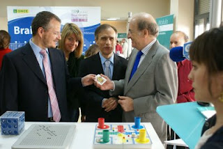 El alcalde de Huelva y el delegado territorial de la ONCE se intercambian unas cartas de juego de mesa