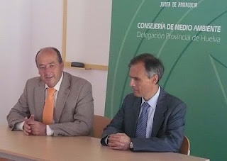 El director de la ONCE en Huelva con el delegado de Medio Ambiente en la provincia
