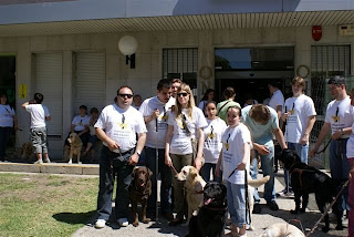 Varios usuarios de perros guía salen de la sede de la ONCE en Huelva