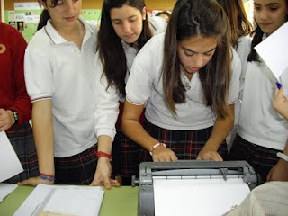 Alumnas del colegio Altaduna de Roquetas de Mar, Almería, usando una máquina Perkins
