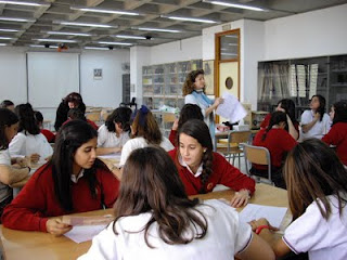 Las alumnas del colegio Altaduna realizando una actividad con el alfabeto Braille