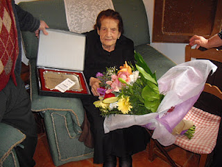 Francisca Carretero posa con su placa y su ramo