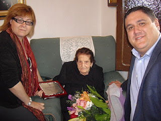 El alcalde de Canjáyar, Francisco Alonso Martínez y la directora de la ONCE en Almería, Rosario Sedano Valera junto a la centenaria Francisca Carretero