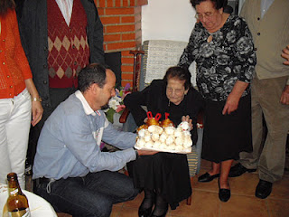 Francisca Carretero sopla las velas de su cien cumpleaños