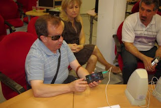 Un usuario maneja el Iphone 4, en las actividades de Jerez