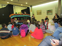 Imagen de un grupo de menores disfrutando del teatro de títeres 'El príncipe de los ríos'