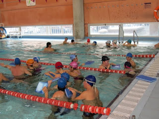 Los participantes en las jornadas deportivas durante la actividad realizada en la piscina