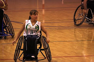Lourdes Ortega en la cancha de baloncesto con la camiseta del equipo