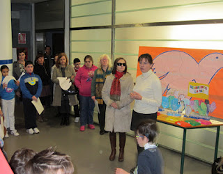 La directora del CRE, Amparo Cruz, y la directora pedagógica, Loli Carmen Polo, hablando con los niños