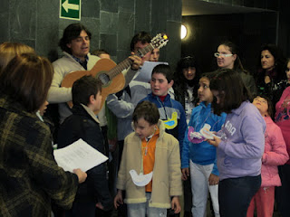 Los niños del CRE celebrando el día de la paz