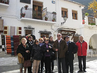 Afiliados de la ONCE en Granada en una foto de grupo durante la excursión a la Alpujarra