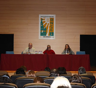 Mesa de conferencia y asistentes en el salón de actos donde se realizó la Jornada