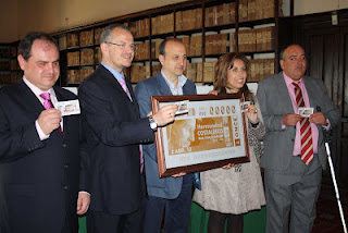 El director de la ONCE en Jaén, Pascual Gualda, el alcalde de Jaén, José Robles, el delegado territorial de la ONCE en Andalucía, Ceuta y Melilla, Patricio Cárceles, la Hermana Mayor de la Hermandad, Tíscar Martínez y Manuel Izquierdo, director de la Agencia de la ONCE en Úbeda, junto a la imagen del cupón de la Hermandad 