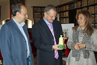 La Hermana Mayor, Tíscar Martínez entregando al delegado territorial de la ONCE en Andalucía, Ceuta y Melilla una insignia de la Hermandad de Costaleros del Santísimo Cristo de la Pasión